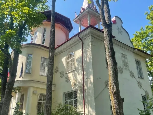 «Лахта: назад в будущее» — небанальные локации Петербурга с краеведом