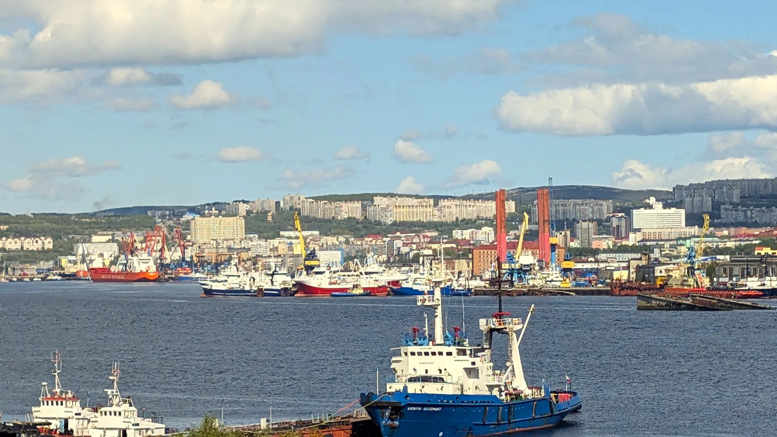 Взгляд на Мурманск через залив — панорамы, корабли, причалы..