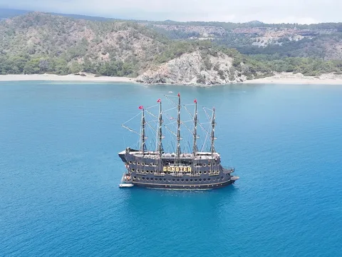 Групповая прогулка на пиратской яхте по Средиземному морю