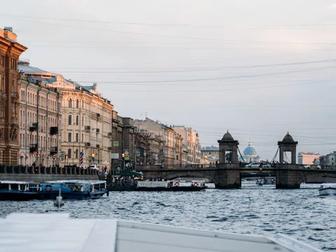 По Неве и каналам Петербурга — на теплоходе с аудиогидом