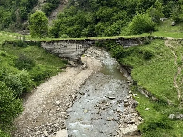 Из Дербента — к древней крепости, Хучнинскому водопаду и экраноплану «Лунь» (всё включено)