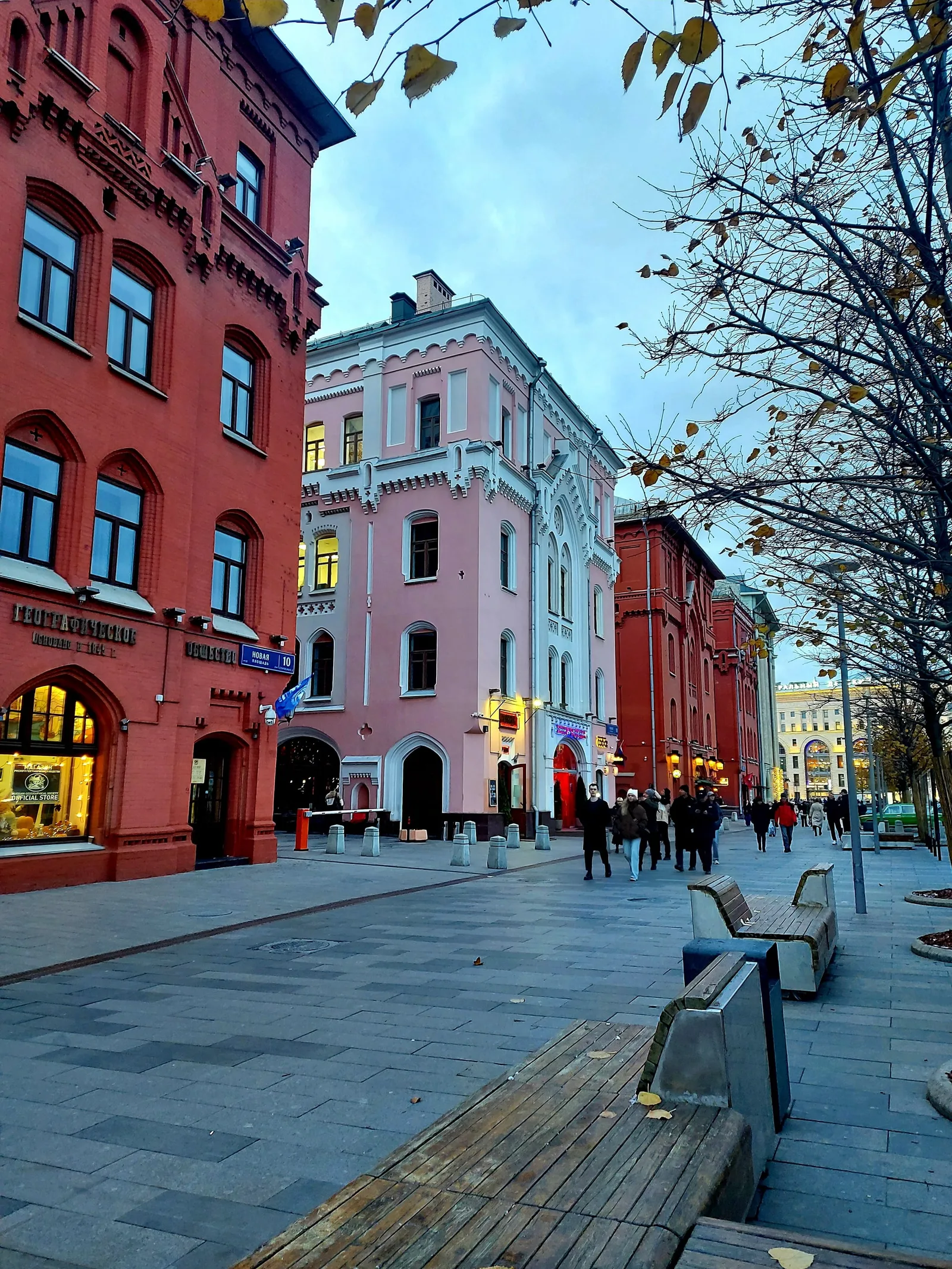 По следам древней крепостной стены: площади московского центра