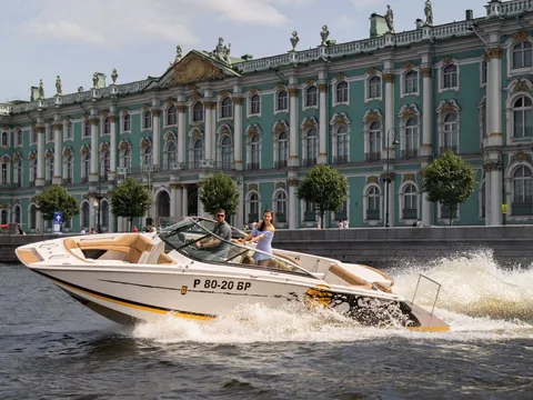 Путешествие по Неве и каналам на большом катере