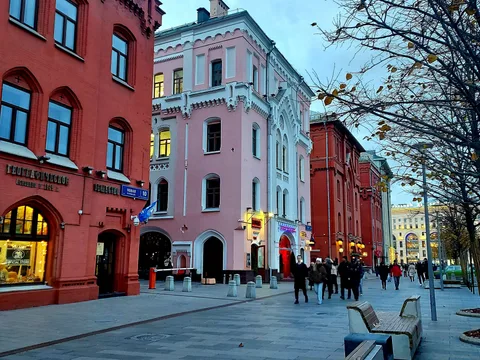 По следам древней крепостной стены: площади московского центра