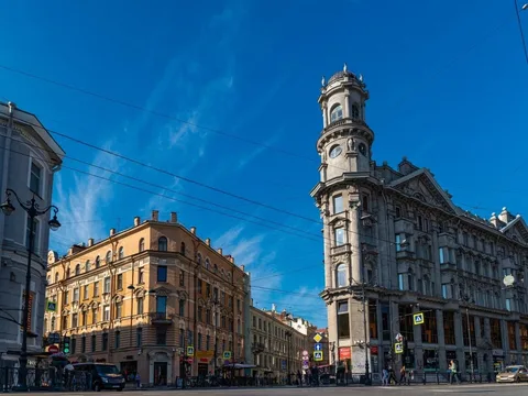 Петербург и его дворы, парадные и смотровая площадка
