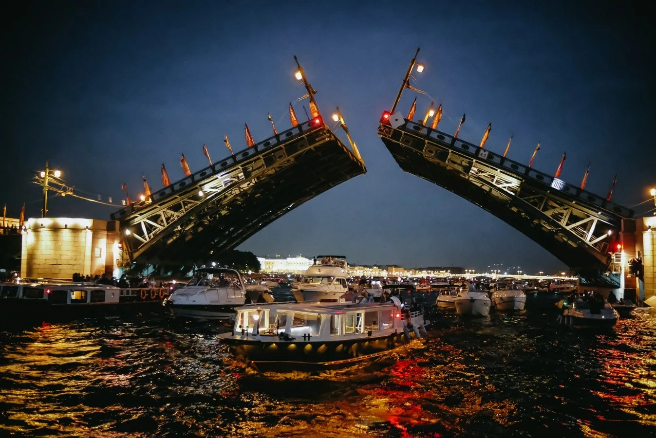 Развод мостов: главная ночная классика Петербурга