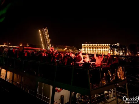 «Karaoke Show» — вечеринка на теплоходе на разводные мосты (18+)