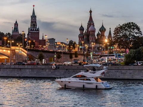 По Москве-реке — на английской яхте Fairline Phantom 40