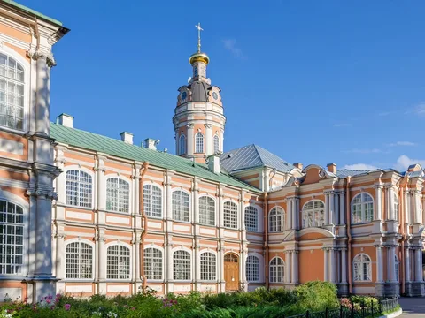 По православным храмам Петербурга на комфортабельном автомобиле