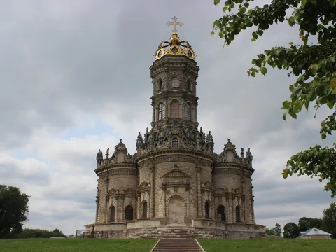 Дубровицы: барокко, застывшее в камне