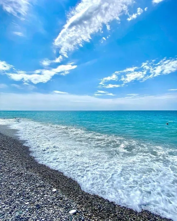 Пицунда: море, сосны и отдых в Голубой лагуне