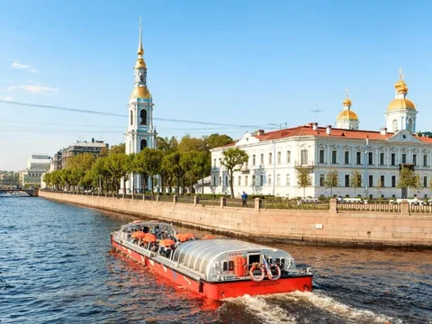 Прогулка на теплоходе-кабриолете по рекам и каналам Петербурга