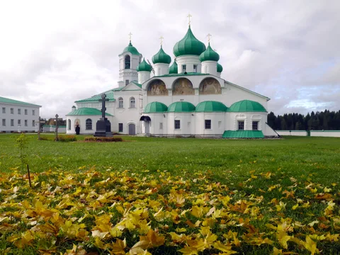 В Свято-Троицкий Александро-Свирский и Введено-Оятский монастыри