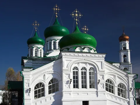 В монастырскую обитель в Раифе и Храм всех религий — из Казани