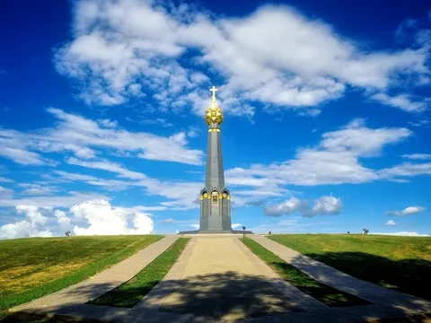 На поле Бородинском...