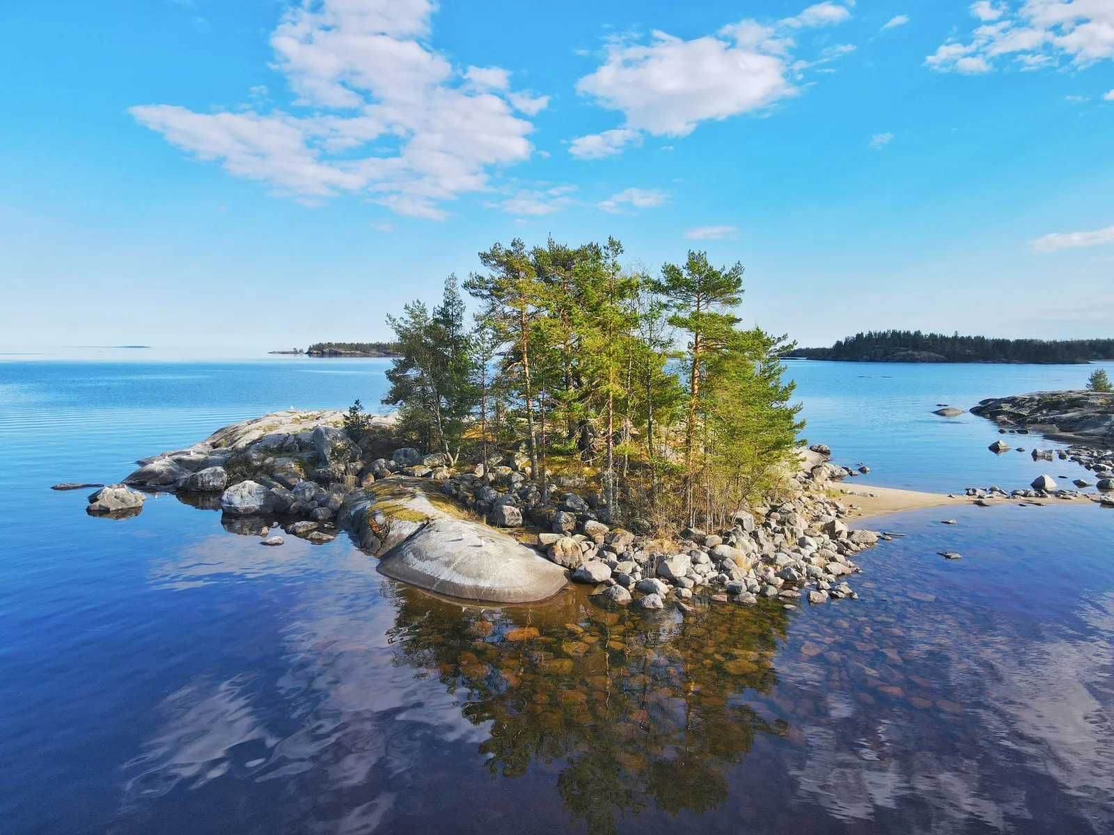 Природа Карелии: четыре водопада и круиз на ладье по Ладожским шхерам