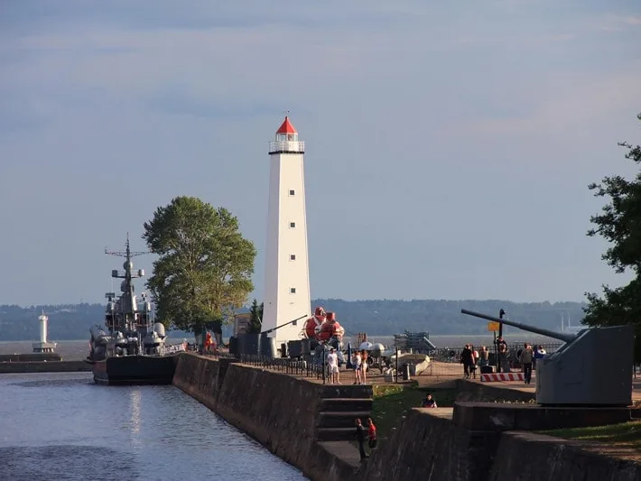 Из Петербурга в Кронштадт: поездка с краеведом в город-крепость