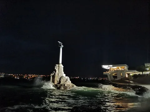 Сверкающий ночными огнями Севастополь