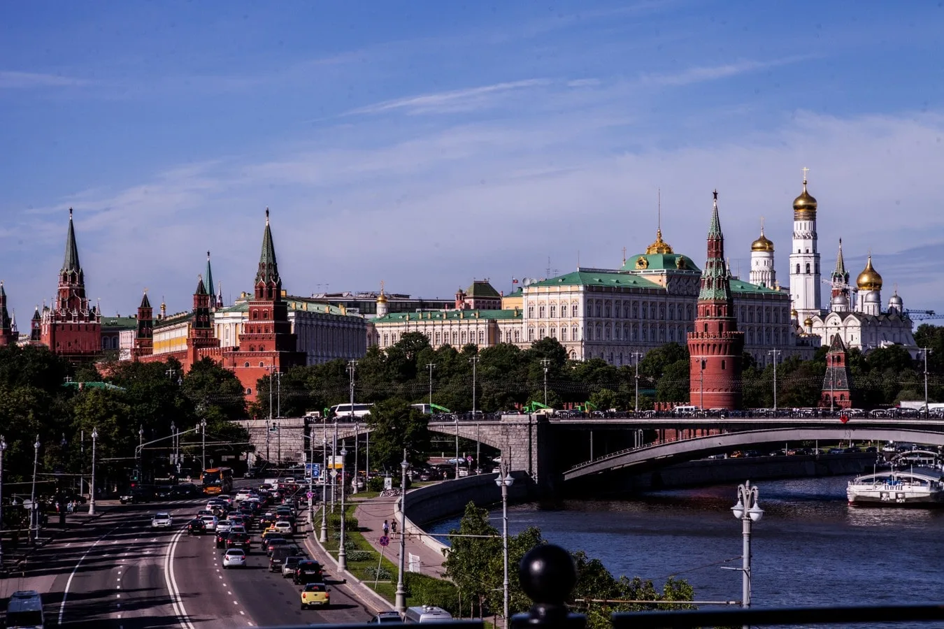 Обзорная автомобильная экскурсия по Москве с двумя гидами