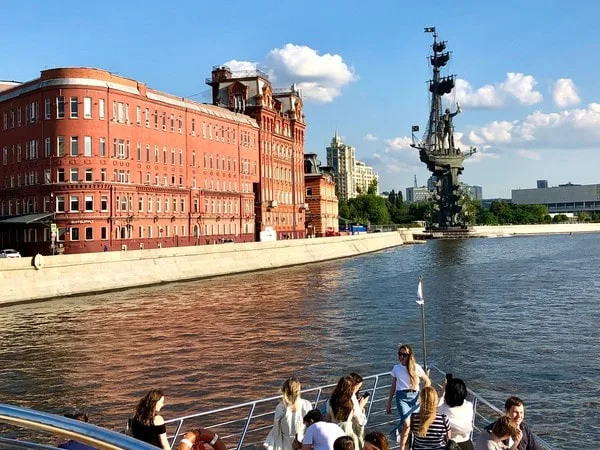 Экскурсия по Москве-реке на роскошном корабле (билеты отдельно)
