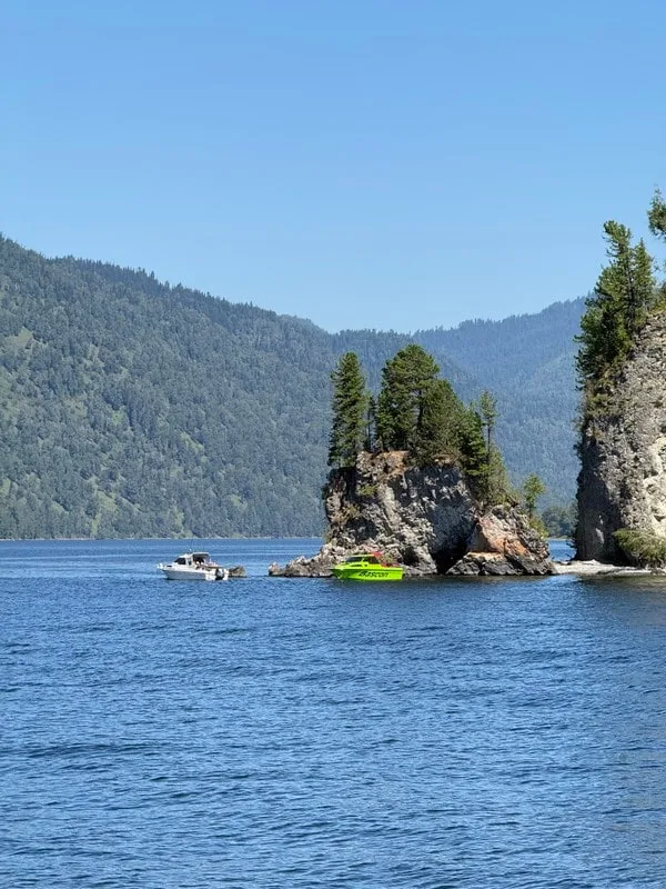 По Телецкому озеру на катере с прогулкой к водопадам (из села Ая)