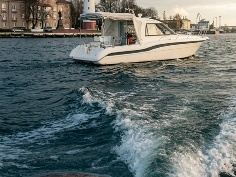На скоростном катере с экскурсией по акватории города Балтийска