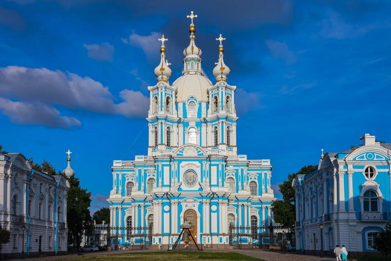 Смольный за 300 лет: от Смольного двора до убийства Кирова