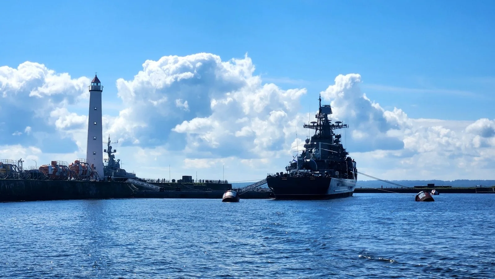 Город-крепость, город-порт: в Кронштадт на метеоре