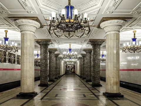 Петербургская подземка: путешествие по станциям и истории