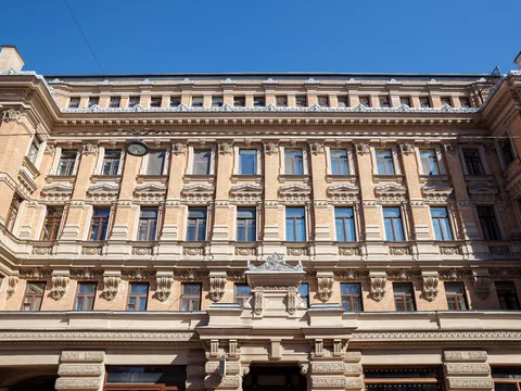 Контрасты Петербурга: дворы и парадные