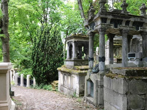 Пер-Лашез: тишина, в которой говорит история