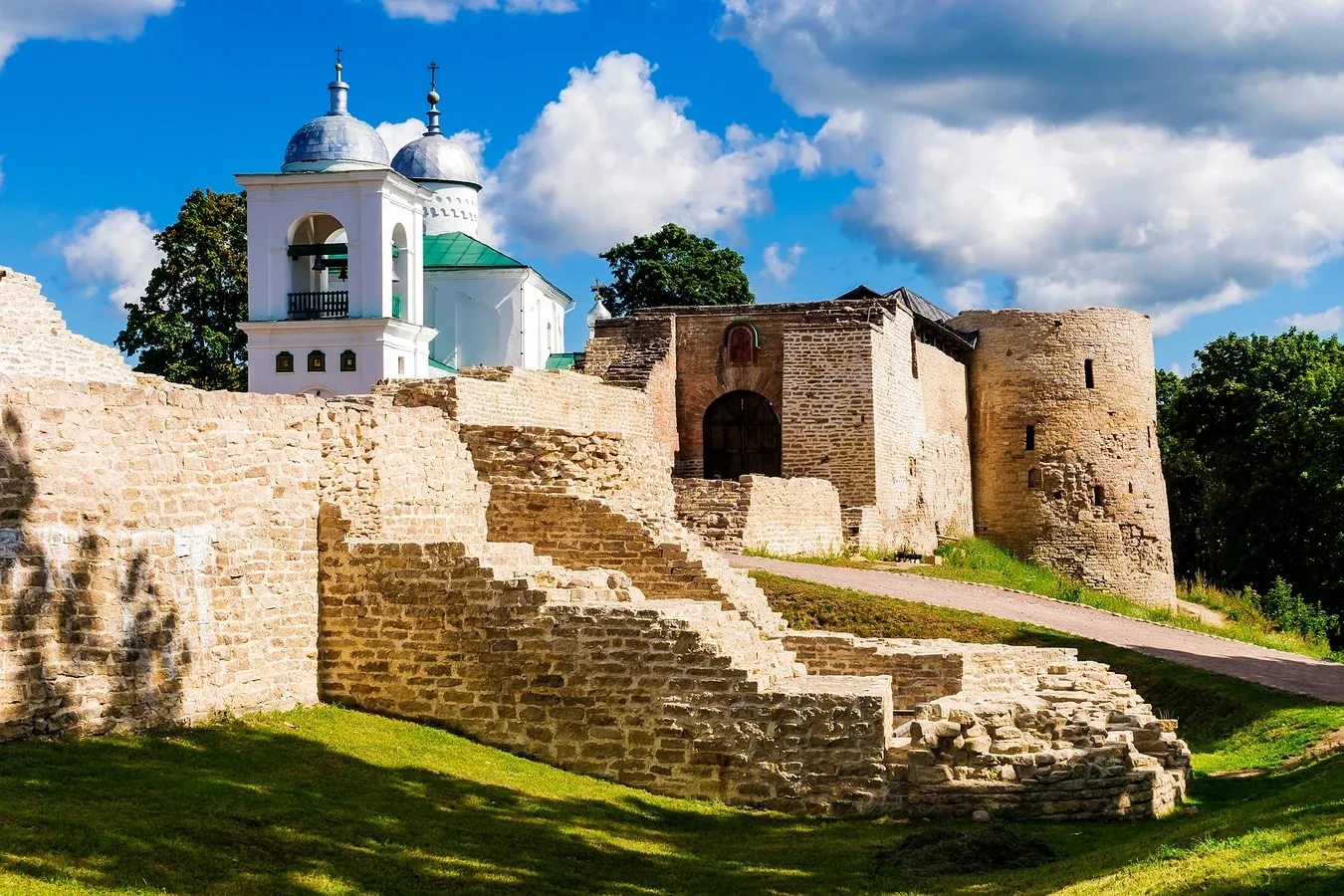 Автобусная экскурсия из Пскова в Изборск и Печоры