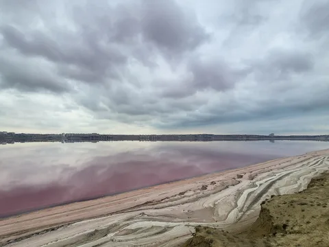 Горящая земля, красное озеро, Карамельные горы и тайны Кавказской стены