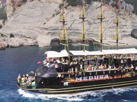 Морская прогулка на пиратской яхте из Анталии