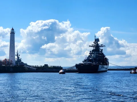 Город-крепость, город-порт: в Кронштадт на метеоре