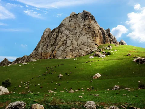 Гора Бешбармаг, «земляная радуга», розовое озеро и дегустация икры