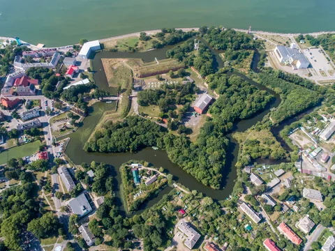 На катере из Калининграда в Балтийск: корабли, канал и заводы