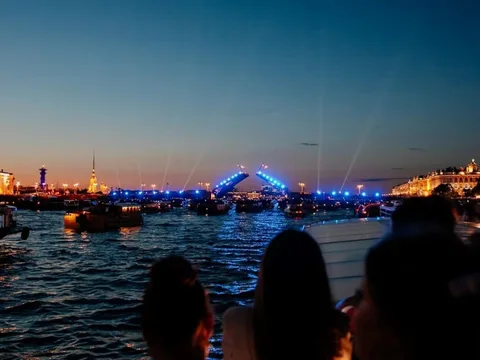 Ночной Петербург: к разводным мостам через центр города