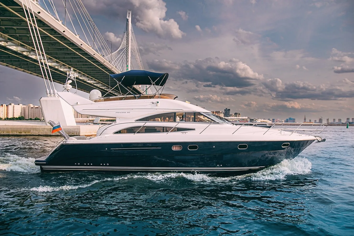 Яхта Princess 50 только для вашей компании: водная прогулка по Петербургу
