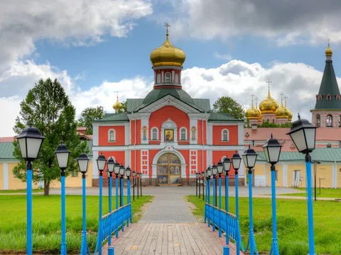 Город и Иверский монастырь: немузейный маршрут по Валдаю