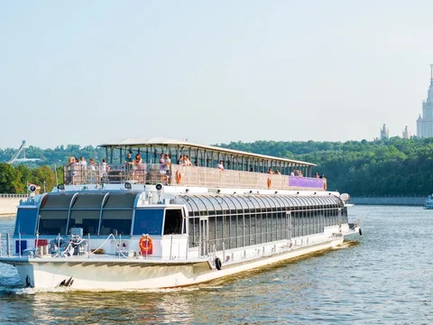 Концерт «Золотые хиты 80-90-х» — на панорамном теплоходе River Palace