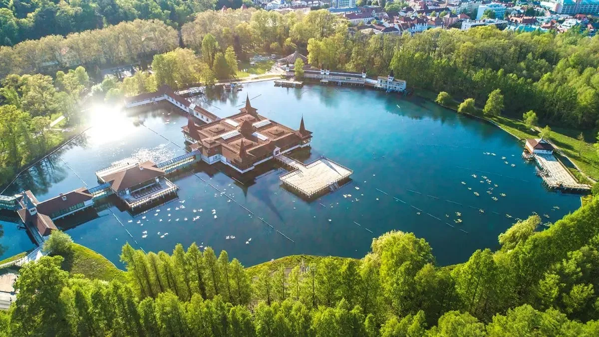 Экскурсия на термальное озеро Хевиз  и в Кестхей