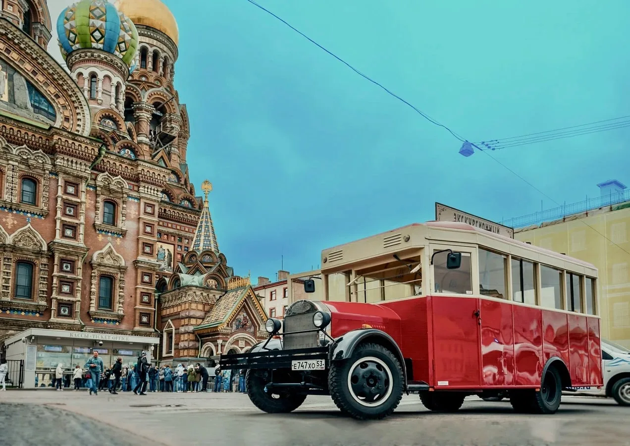 На ретроавтобусе — по центру Петербурга
