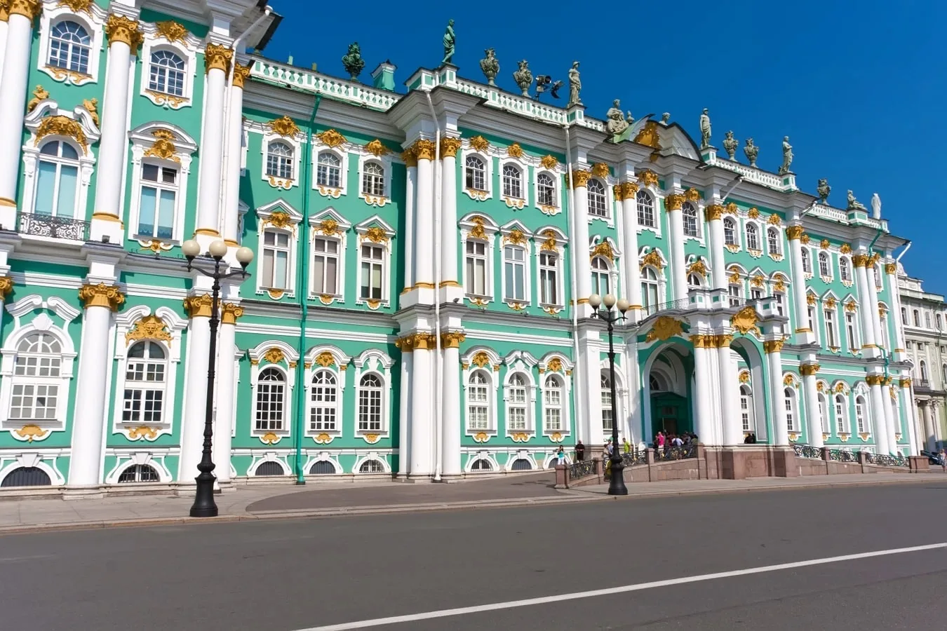 Автобусная экскурсия по центру Петербурга + Эрмитаж (билет включён)