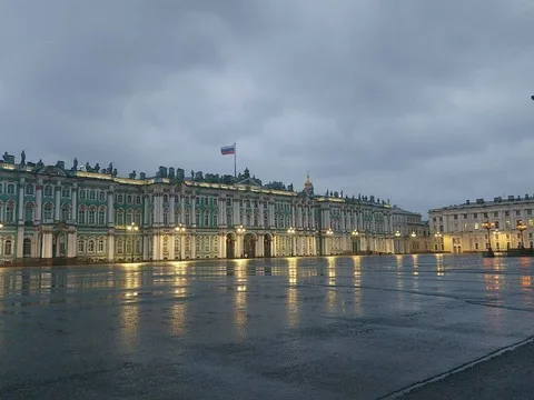 Дворцовая площадь от Петра I до Николая II