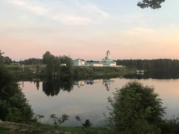 Из Петербурга — к монастырям и святому источнику