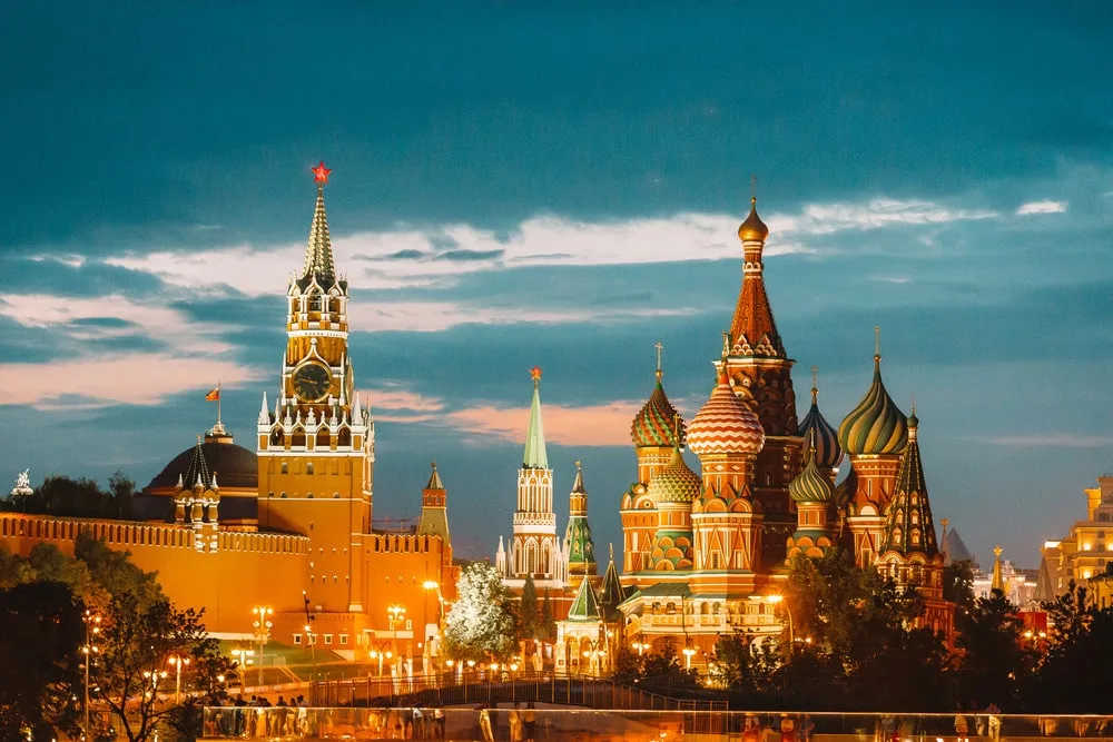 Когда зажигаются кремлевские звезды: вечерняя прогулка по центру Москвы