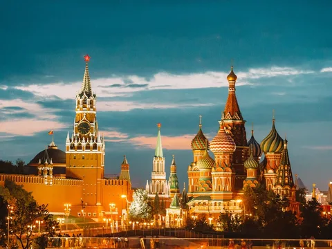 Когда зажигаются кремлевские звезды: вечерняя прогулка по центру Москвы