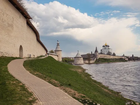 Обзорная пешеходная экскурсия по Кремлю и центру Пскова