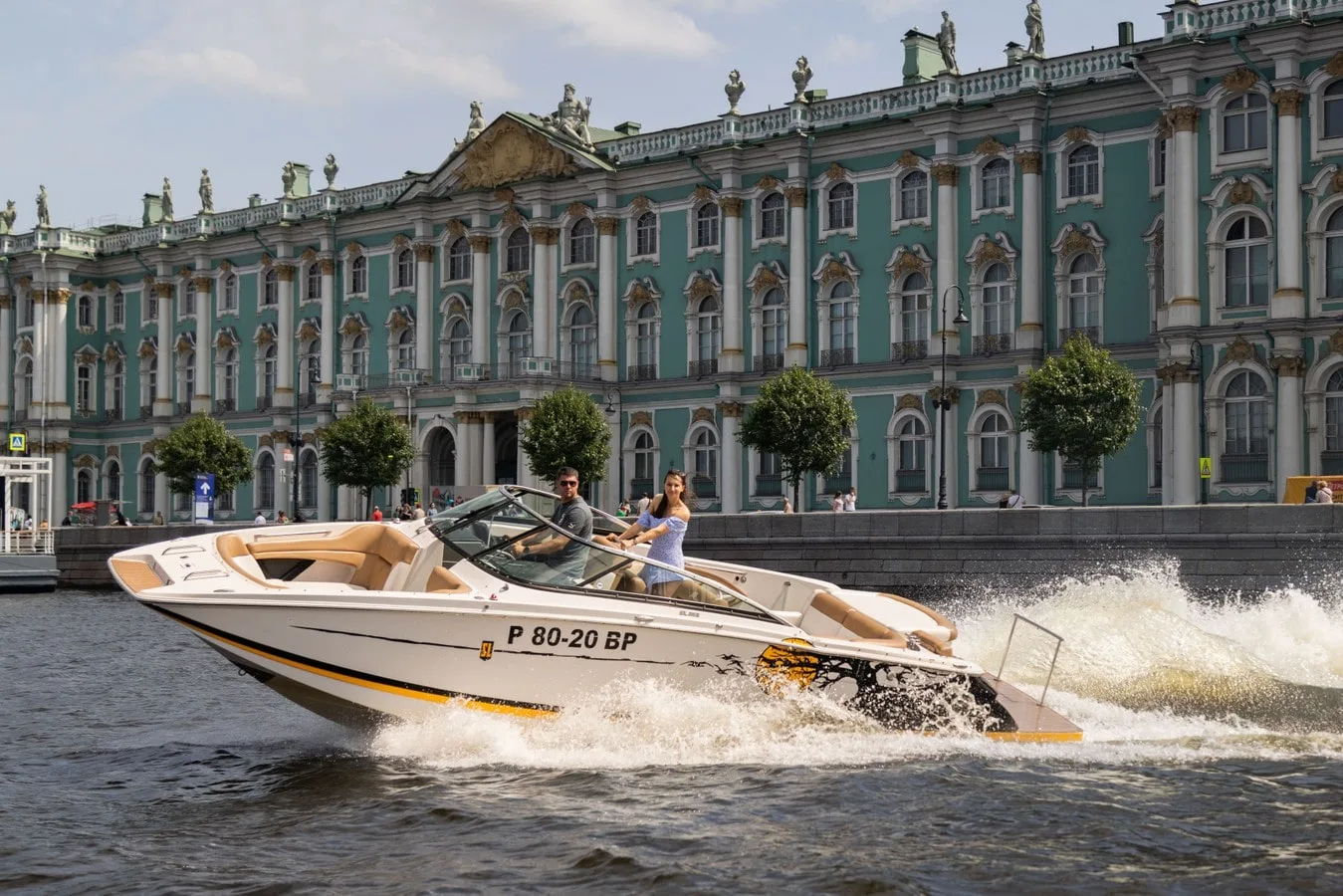 Путешествие по Неве и каналам на большом катере